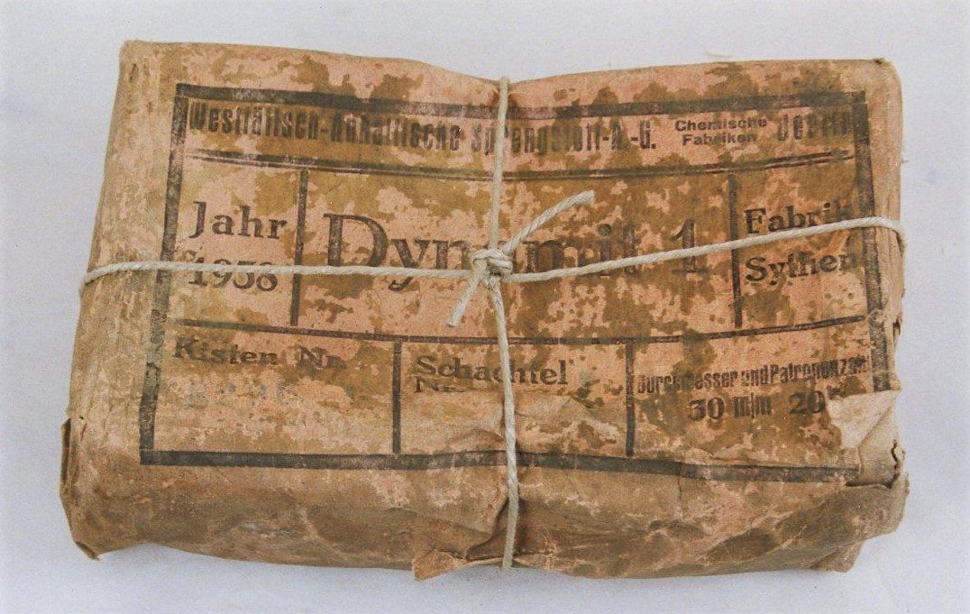 Pachet vechi de hârtie pentru 20 de cartușe de dinamită, din 1938, legat cu sfoară, cu fabrica și anul tipărite pe etichetă