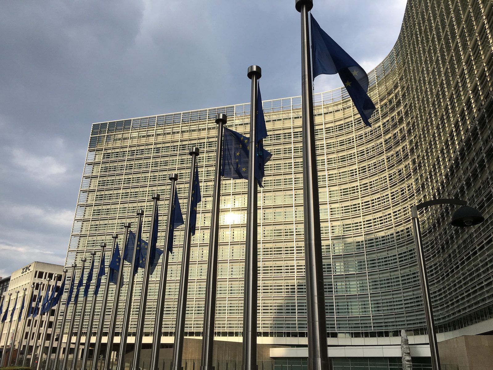 Clădirea Berlaymont din Bruxelles, sediul Comisiei Europene, cu steagurile Uniunii Europene în față