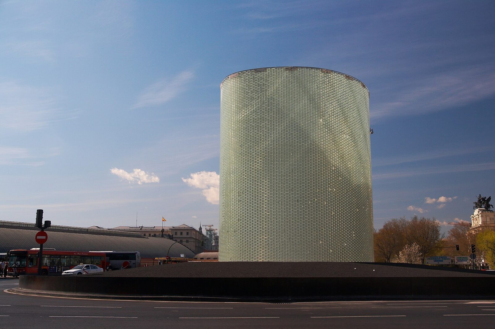 Monumentul de sticlă în formă de cilindru dedicat victimelor atentatelor din 11 martie 2004, lângă gara Atocha din Madrid